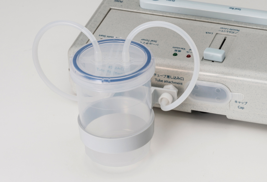 Can vacuum and seal even highly moist contents. It is equipped with an water collection cup.<br />