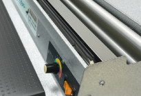 A special coating on the heating plate and cutter blade prevents film residue from sticking, making cleaning easier and extending the life of the components. The heating plate also features an embossed surface, which helps prevent film from sticking and makes operation smoother.