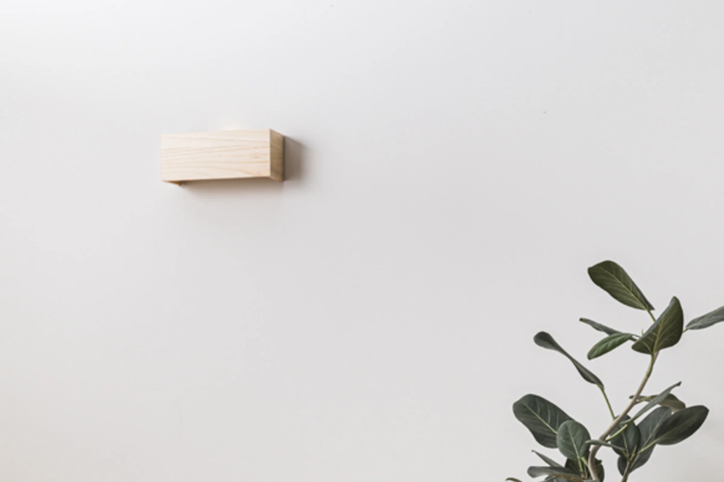 It can be installed in places where blue-light insect traps could not be installed because they would spoil the atmosphere of the store space. The ultraviolet light is invisible to the human eye and looks like stylish indirect lighting.<br />