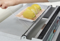 The wider groove design makes it easier to unwind the stretch film.