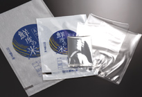 Can be used for bags with opening up to 300mm. Adjustment based on the thickness of the bag is possible by setting the seal timer. Supports various bag materials such as poly-nylon,aluminum vapor deposition, and laminations.