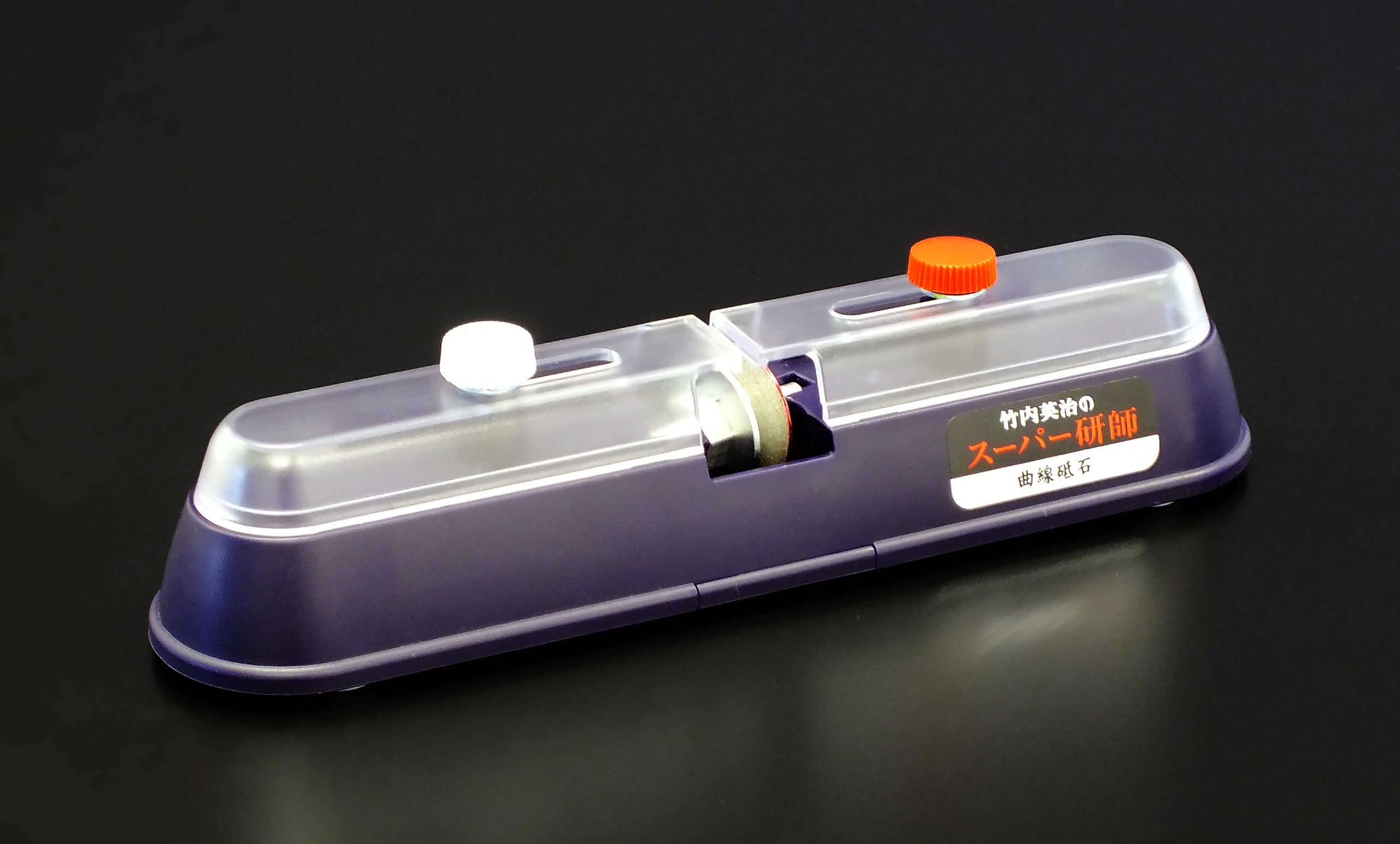 The sharpening method is simple. Put your kitchen knife into the<br />
gap, and push and pull it several times without water.