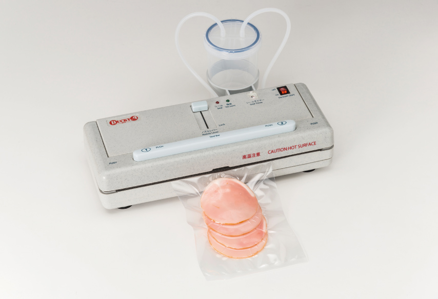 This is an easy-to-use dearation sealer which can keep food fresh for a long time.